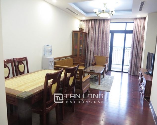 Căn hộ 2 ngủ tiện nghi cho thuê tại R2, Vinhomes Royal City, HN