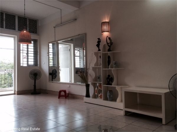 Căn hộ 2 phòng ngủ, 80m2 cho thuê tại khu đô thị Việt Hưng, quận Long Biên
