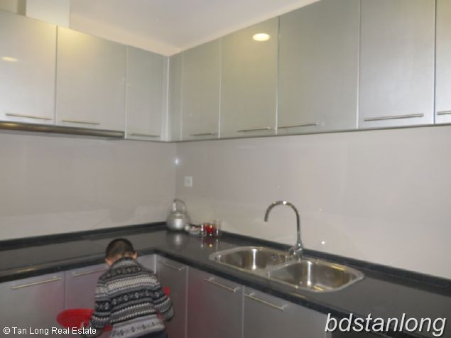 Căn hộ 2 phòng ngủ không đồ tại Royal City cho thuê