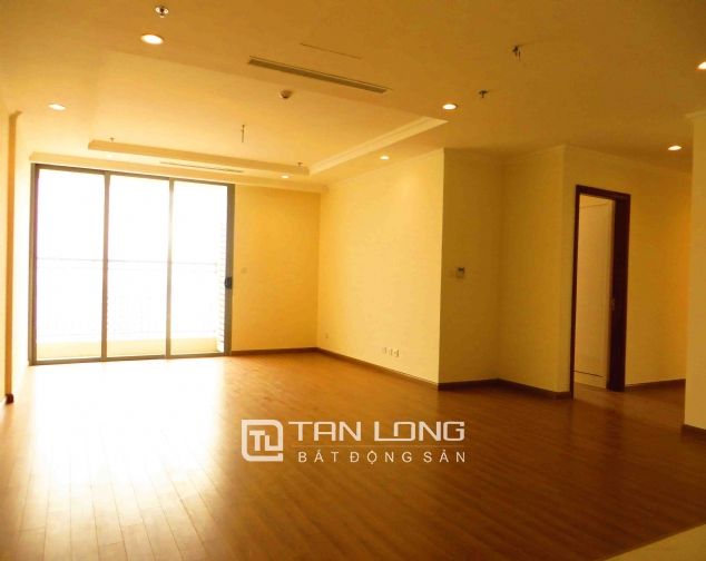 Căn hộ 3 phòng ngủ đồ cơ bản cho thuê ở Vinhomes Nguyễn Chí Thanh, Đống Đa