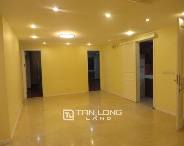 Căn hộ 4 phòng ngủ, không đồ bán tại P2 Ciputra, quận Tây Hồ