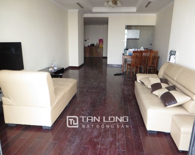 Căn hộ chung cư 136m2 tầng cao tòa R1 Vinhomes Royal City cho thuê.