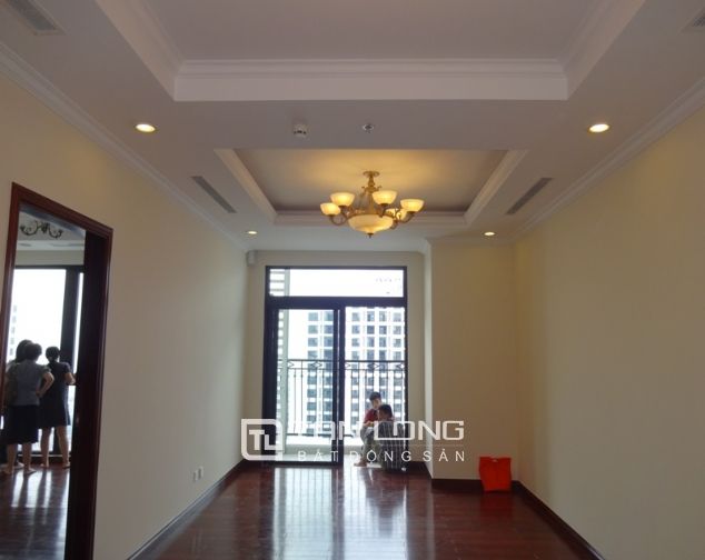 Căn hộ chung cư 2 phòng ngủ, không đồ cho thuê tại R1 Vinhomes Royal City, quận Thanh Xuân