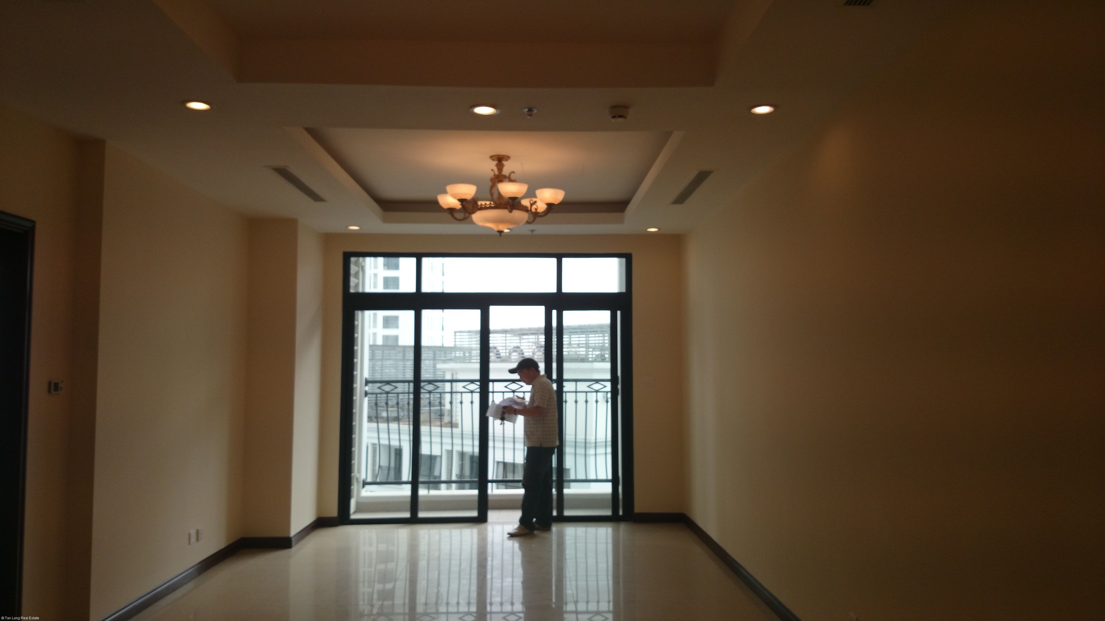 Căn hộ hiện đại không đồ đạc cho thuê tại Royal City