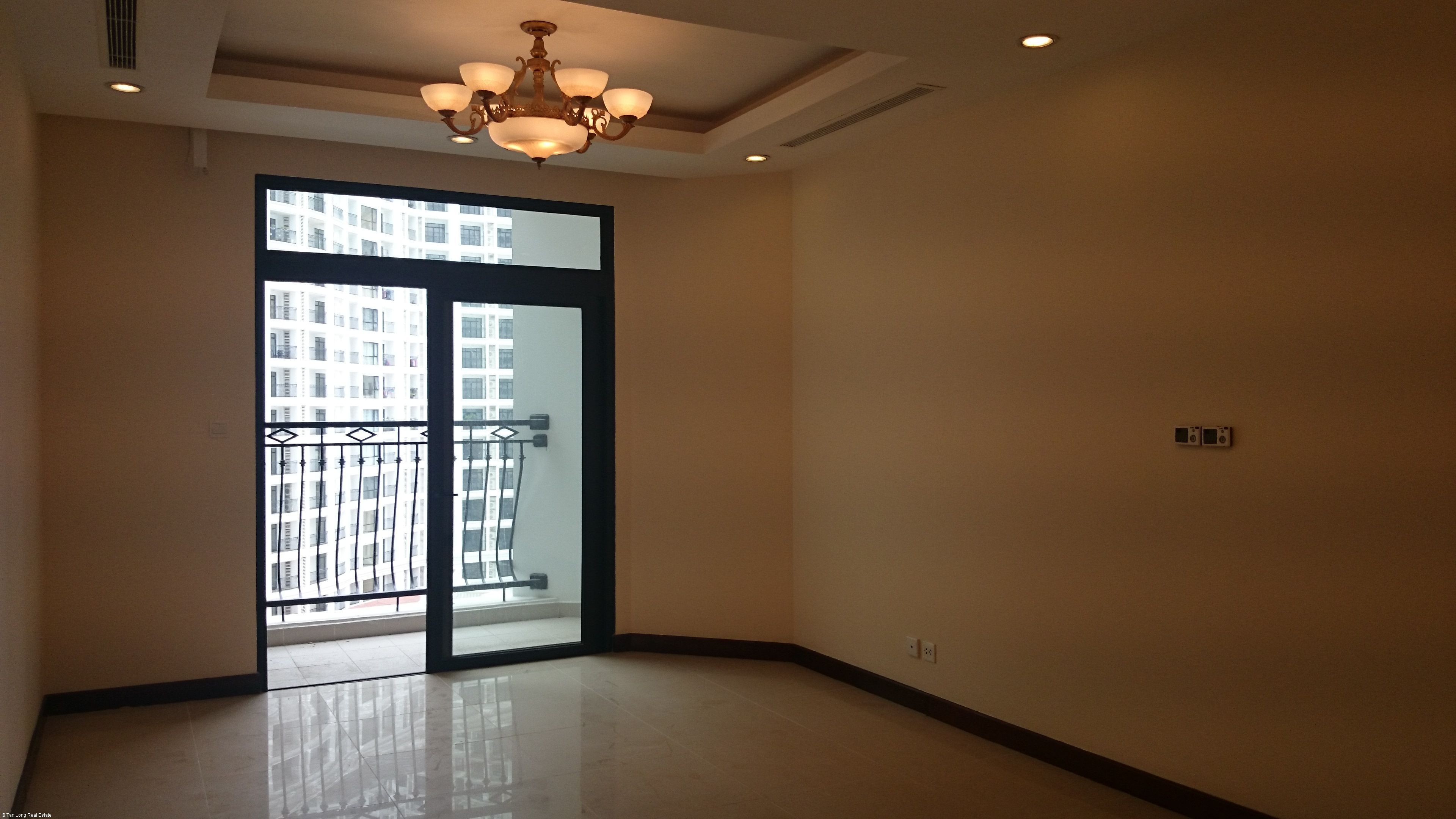 Căn hộ không đồ 103m2 cho thuê tại Vinhomes Royal City, quận Thanh Xuân