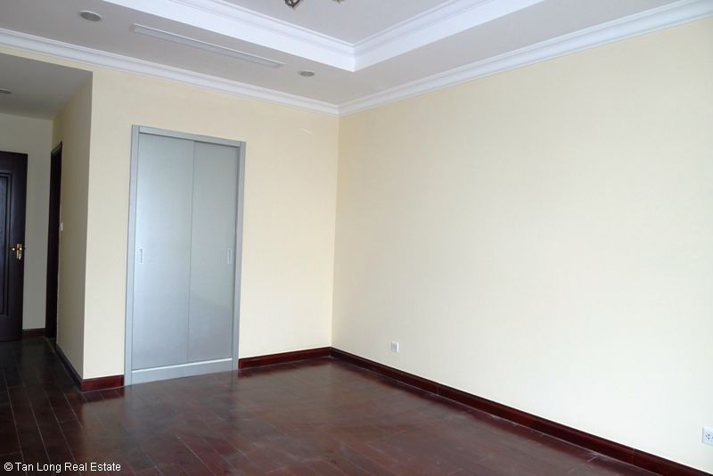Căn hộ không đồ cho thuê tại Royal City, quận Thanh Xuân