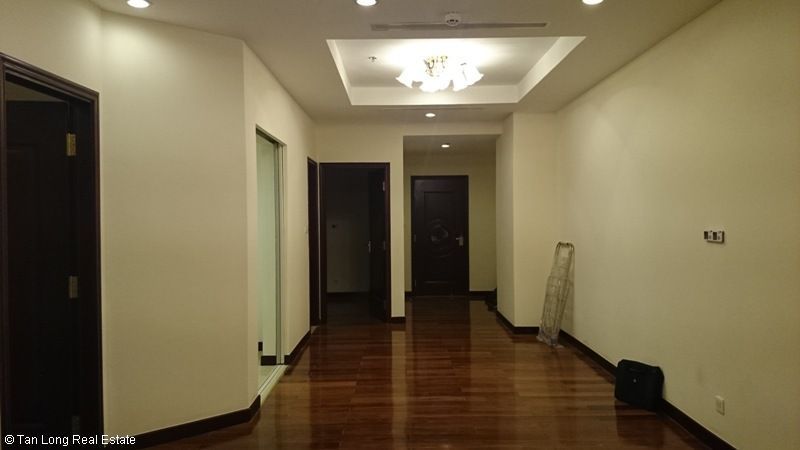Căn hộ không đồ cho thuê tại Royal City, quận Thanh Xuân