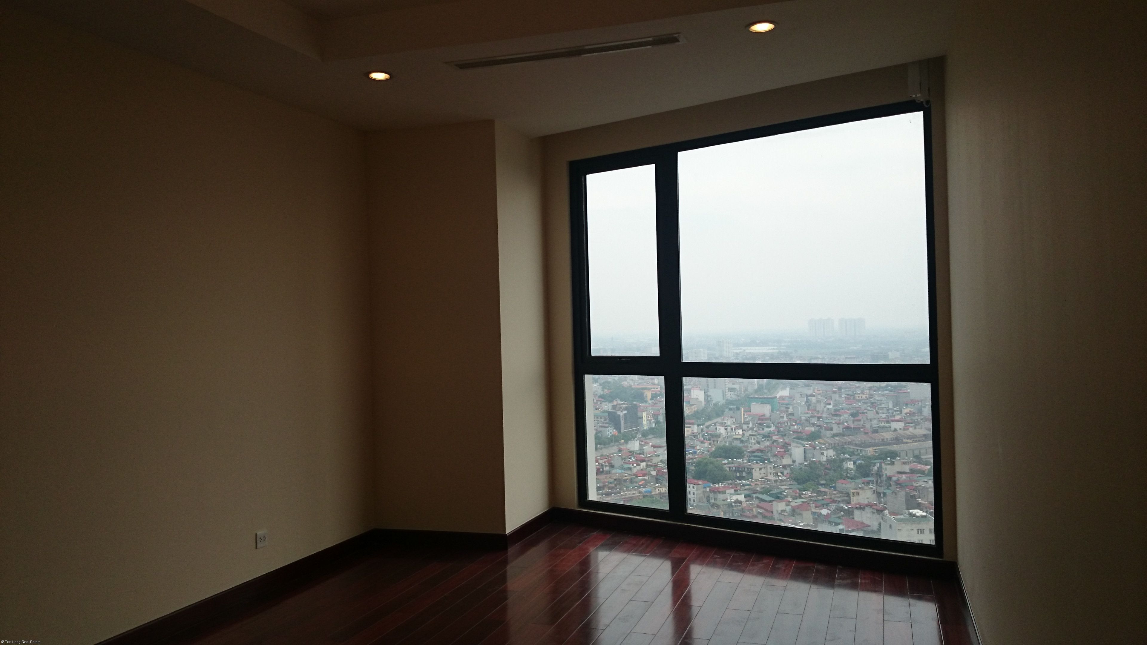 Căn hộ mới không đồ, 2 phòng ngủ cho thuê tại Vinhomes Royal City