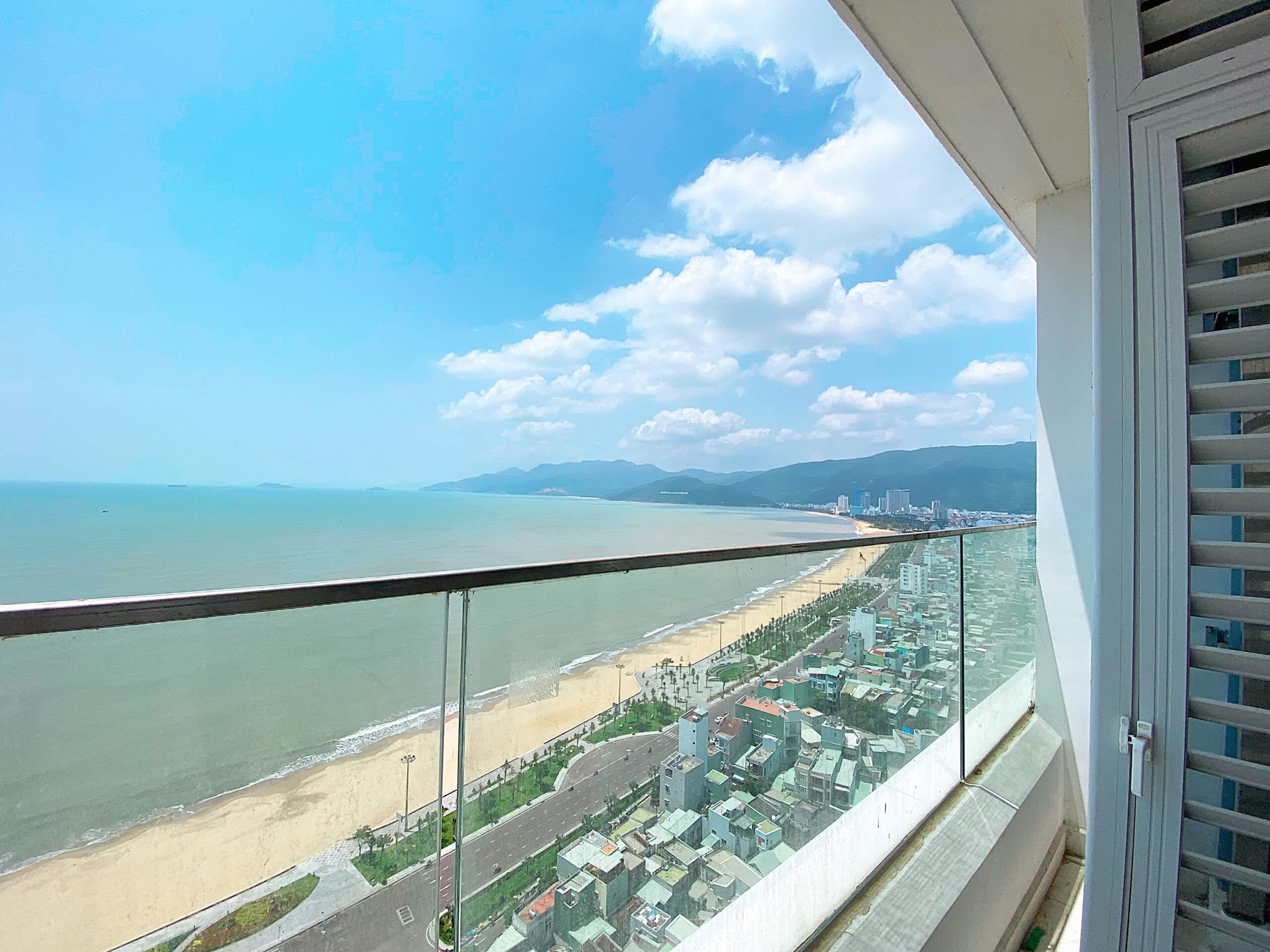 Bán căn hộ chung cư hướng Nam Sun Group Cát Bà diện tích rộng hướng núi vào bước ra tới biển