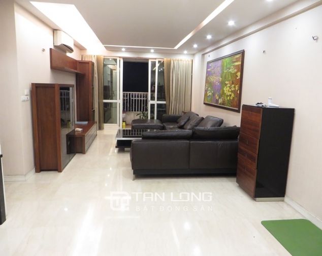 Chính chủ bán chung cư 182m2, 4 ngủ, đủ đồ tại P1 Ciputra, quận Tây Hồ