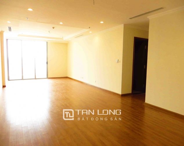 Chính chủ cần cho thuê gấp căn hộ 4 phòng ngủ đồ cơ bản tại Vinhomes Nguyễn Chí Thanh
