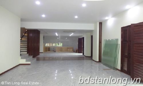 Cho thuê biệt thự 1.3 ha ở Đặng Thai Mai, Tây Hồ, Hà Nội