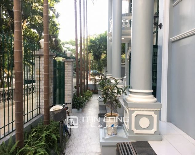 Cho thuê biệt thự 200m2/ 3 tầng, có một số đồ cơ bản ở Tô Ngọc Vân, quận Tây Hồ