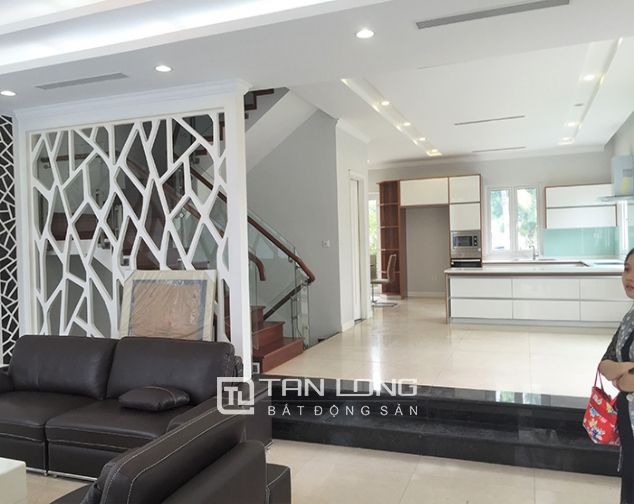Cho thuê biệt thự 3 ngủ tiện nghi tại Hoa Sữa, Vinhomes Riverside, HN