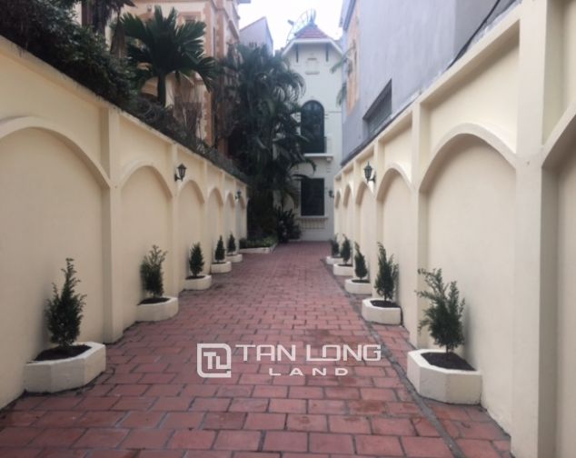 Cho thuê biệt thự 4 phòng ngủ, có sân vườn tại Tô Ngọc Vân, quận Tây Hồ