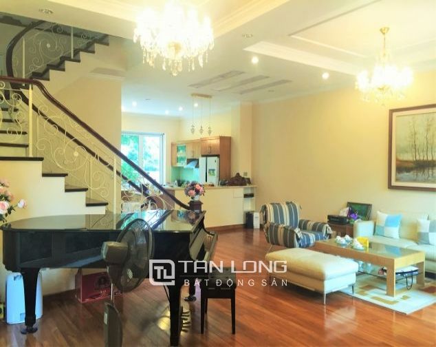 Cho thuê biệt thự 4 phòng ngủ đường Hoa Lan tại Vinhomes Riverside