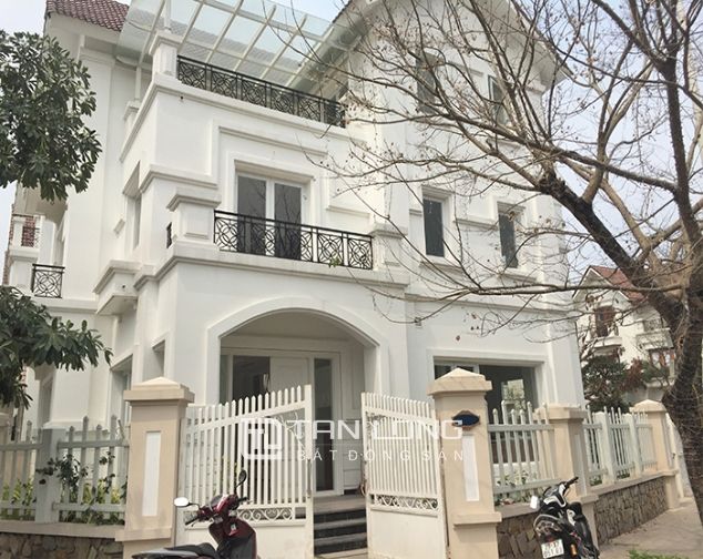 Cho thuê biệt thự đơn lập lô góc 4 ngủ tại Hoa Sữa, Vinhomes Riverside, HN