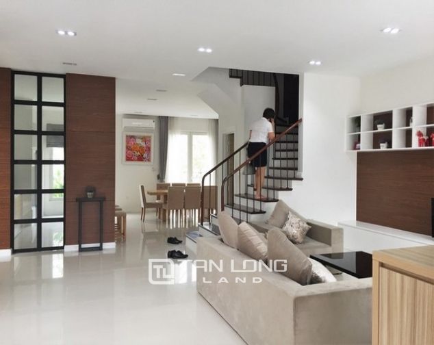 Cho thuê biệt thự 240m2, 3 phòng ngủ tại khu Hoa Sữa, khu đô thị Vinhomes Riverside