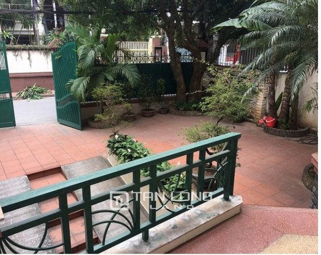 Cho thuê biệt thự sân vườn ở Tô Ngọc Vân, quận Tây Hồ, diện tích 300m2 x 3.5 tầng