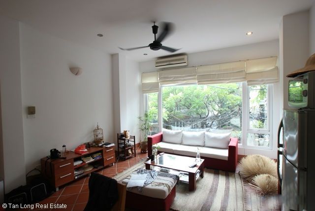 Cho thuê căn hộ 1 phòng ngủ khu Trúc Bạch, 60m2, 550$.