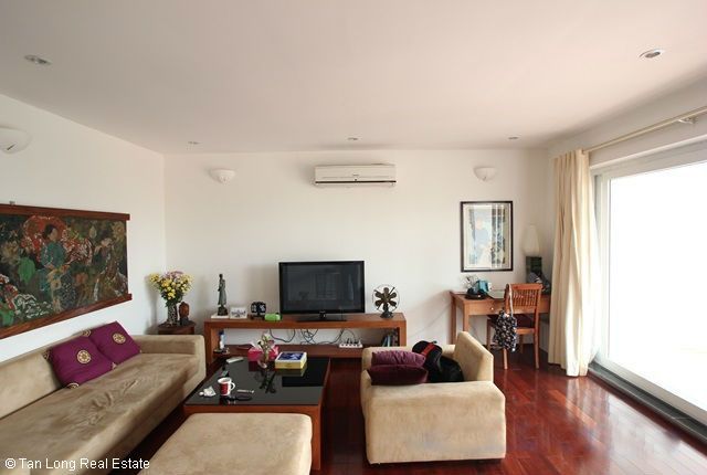 Cho thuê căn hộ 2 phòng ngủ khu Trúc Bạch, 100m2, 1100$.
