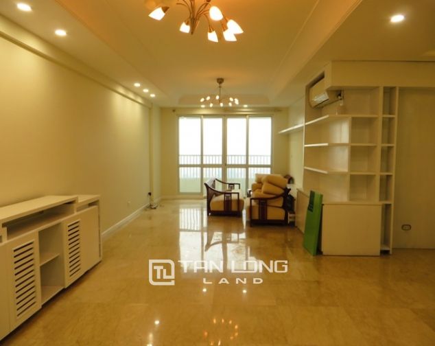 Cho thuê căn hộ chung cư đủ đồ, 4 phòng ngủ tại P2 Ciputra, Tây Hồ