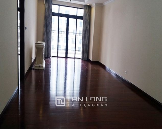Cho thuê căn hộ không đồ 2 ngủ tại R2, Vinhomes Royal City, quận Thanh Xuân