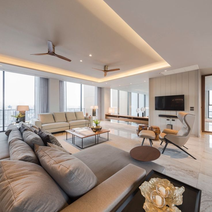 Cần cho thuê căn hộ 5 phòng ngủ tầng cao view thoáng Noble Crystal Ciputra Tây Hồ hướng Đông