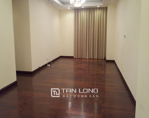 Cho thuê căn hộ tầng cao 2 phòng ngủ tại R5 Vinhomes Royal City, Thanh Xuân