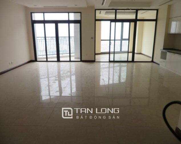Cho thuê căn hộ tầng cao tại Tòa R1 Royal City 3 phòng ngủ 148m2, Thanh Xuân, Hà Nội