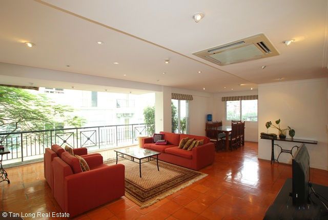 Cho thuê căn hộ view hồ Trúc Bạch ,225m2, 3 phòng ngủ, 2000$