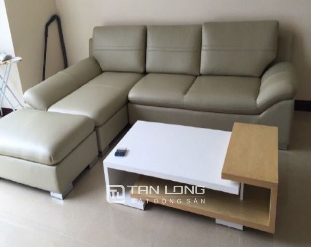 Cho thuê chung cư 2 phòng ngủ, view bể bơi tòa R2 Vinhomes Royal City