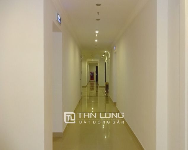 Cho thuê chung cư không đồ tại R1 Vinhomes Royal City, quận Thanh Xuân