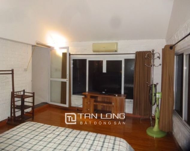 Cho thuê gấp căn hộ Duplex tầng 4 nhà trong ngõ phố Xuân Diệu, quận Tây Hồ