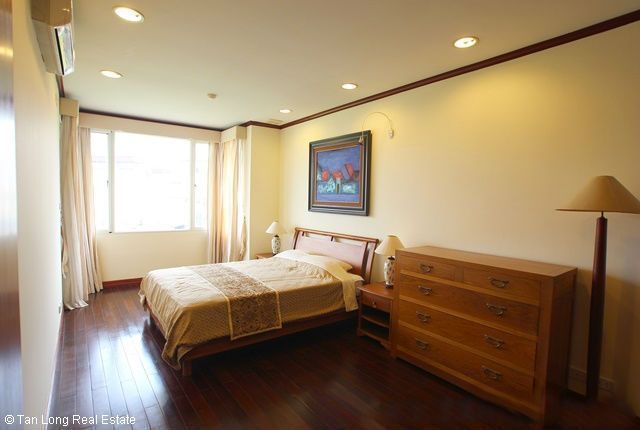 Cho thuê gấp nhà 4 tầng tại Vườn Đào, đường Lạc Long Quân