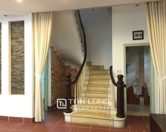 Cho thuê nhà 150m2, 4 phòng ngủ, thiết kế theo kiểu biệt thự tại quận Tây Hồ.