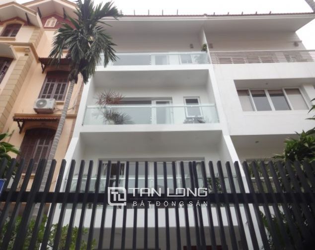 Cho thuê nhà 4 phòng ngủ, đủ đồ tại Đặng Thai Mai, quận Tây Hồ