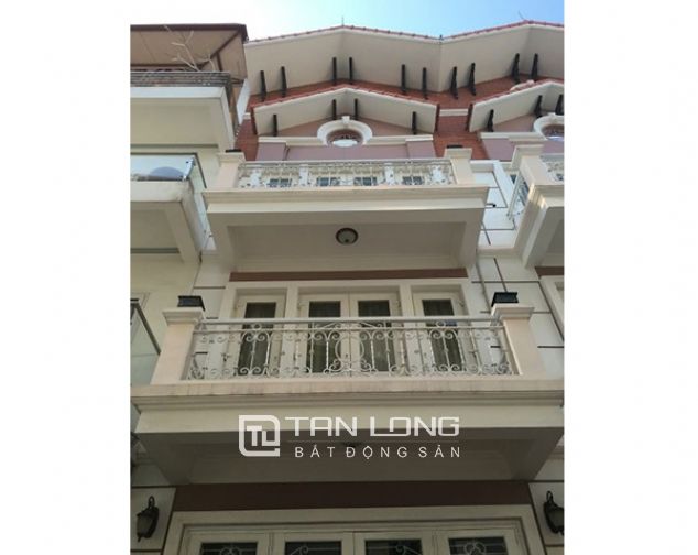 Cho thuê nhà 5 tầng có sân trước phố Đặng Thai Mai, quận Tây Hồ