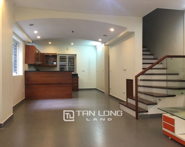 Cho thuê nhà tại Âu Cơ, quận Tây Hồ. Nhà có diện tích 65m2 x 4 tầng, 4 phòng ngủ