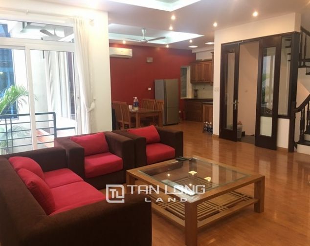 Cho thuê nhà chính chủ tại Nghi Tàm, Tây Hồ 150m2 x tầng, sân thượng view Hồ Tây
