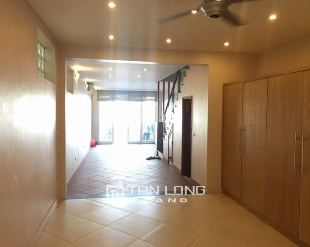 Cho thuê nhà ở mặt phố Từ Hoa- Nghi Tàm, quận Tây Hồ, diện tích 75m2/5 tầng