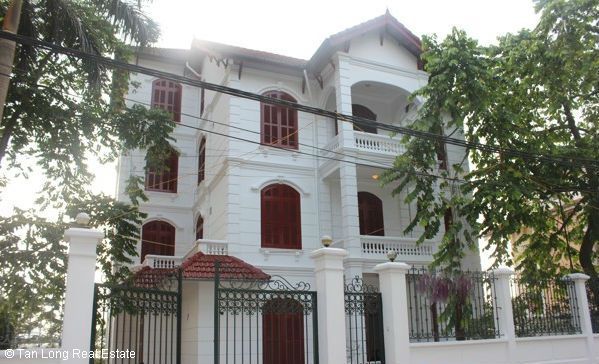 Cho thuê nhà Tô Ngọc Vân, bể bơi, 5 phòng ngủ, đủ đồ, 3900$