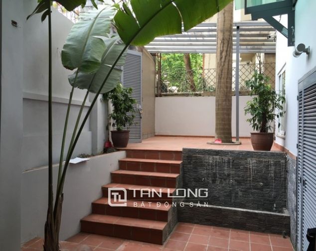 Cho thuê nhà trong ngõ phố Tô Ngọc Vân, nhà 3 tầng, 2 cổng vào.