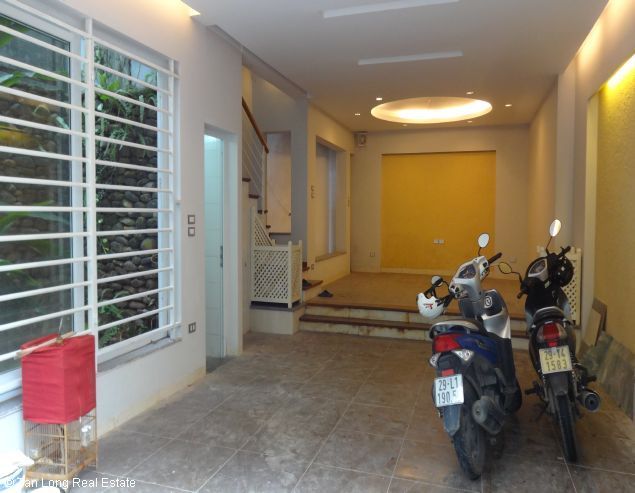 Cho thuê nhà view hồ Tây, 5 tầng tại Võng Thị, Tây Hồ