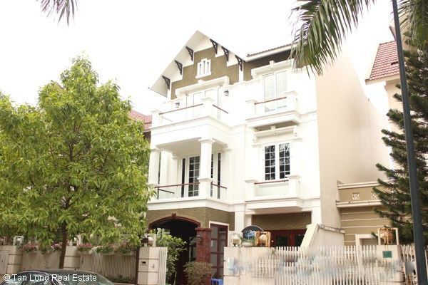 Cho thuê nhà vườn cao cấp khu T, Ciputra, 5 phòng ngủ, đủ đồ,7000$