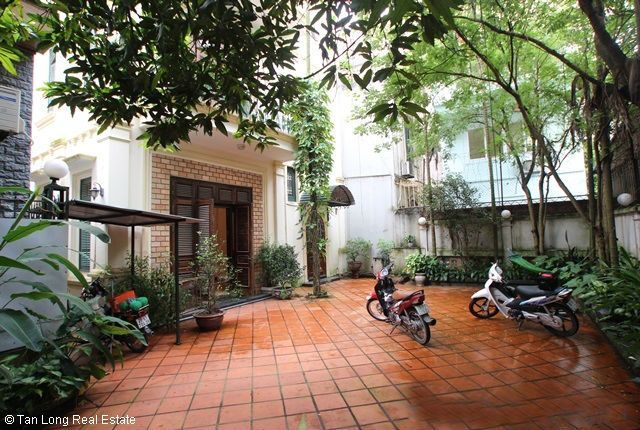 Cho thuê nhà vườn Tây Hồ, 3 phòng ngủ, 1500$