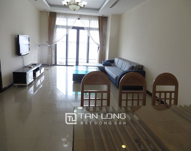 Chung cư 2 phòng ngủ, tầng cao cho thuê tại tòa R1 Vinhomes Royal City