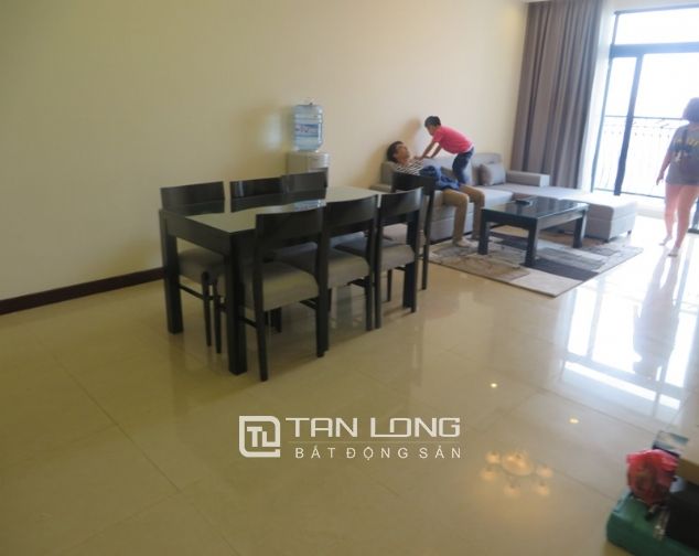 Chung cư tòa R2 Vinhomes Royal City 109m2, 2 phòng ngủ cho thuê