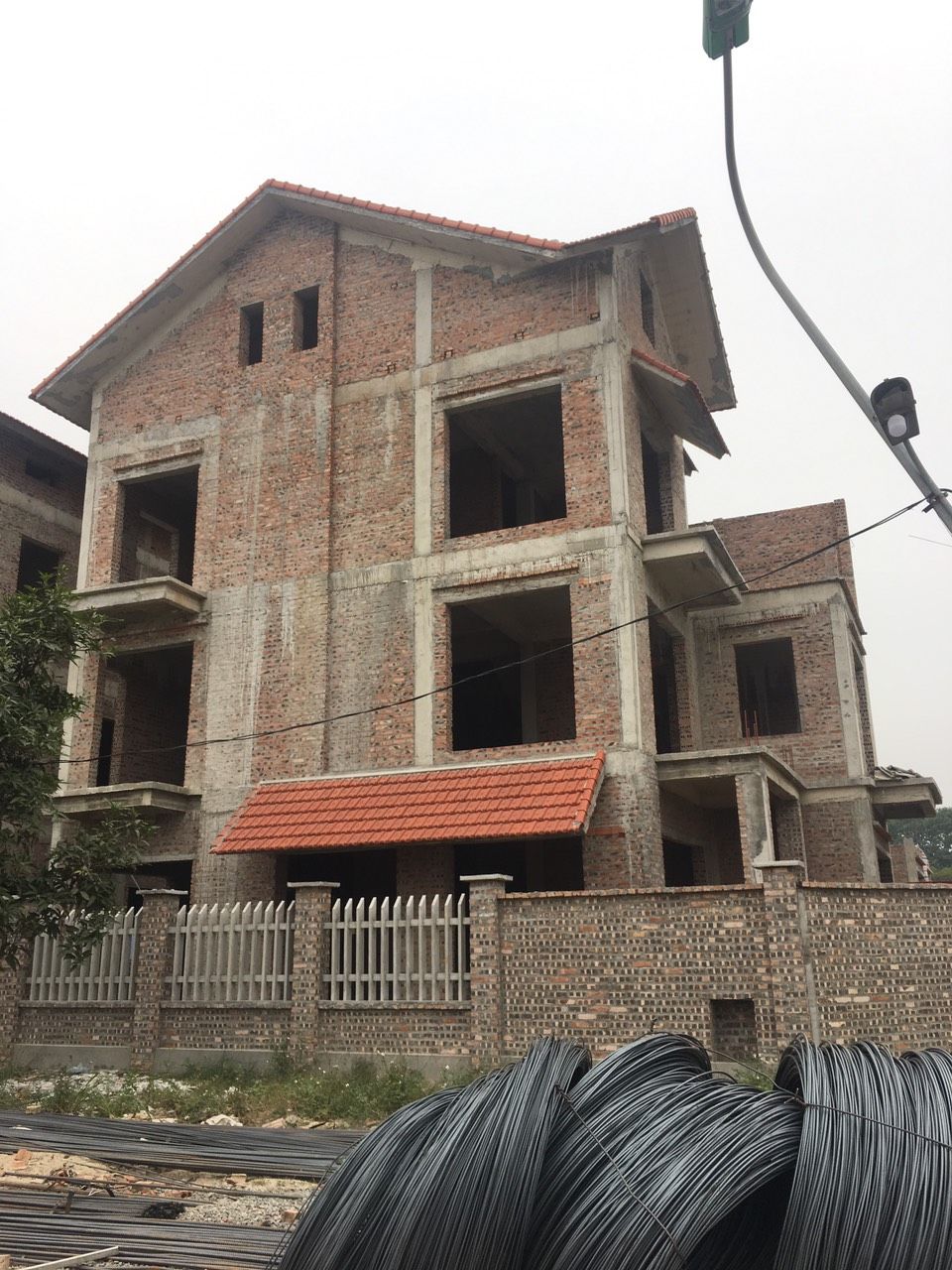 Bán căn góc biệt thự xây thô, vị trí đẹp tại Vinaconex2 DT 192m2/5.3 tỷ có bao phí. LH 0989734734