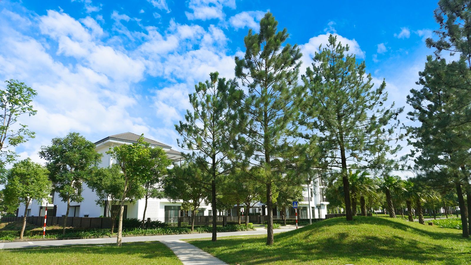Cho thuê nhà biệt thự đơn lập 350m2 x 3 tầng tại Hado Charm Villas hướng chính Nam